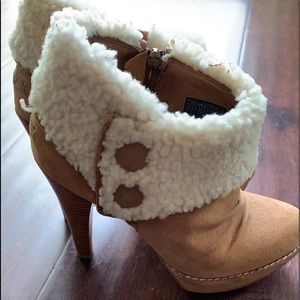 Ugg heel bootie 7.5